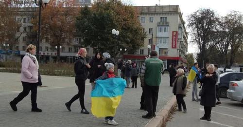 Херсон! Просто зараз! Люди виходять на вулиці з прапорами України в очікуванні ЗСУ ВІДЕО
