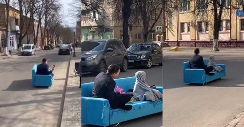 На Тернопільщині чоловік їздить вулицями на блакитному дивані – курйозне відео